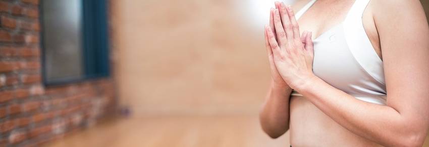 Vrouw die een oefening doet