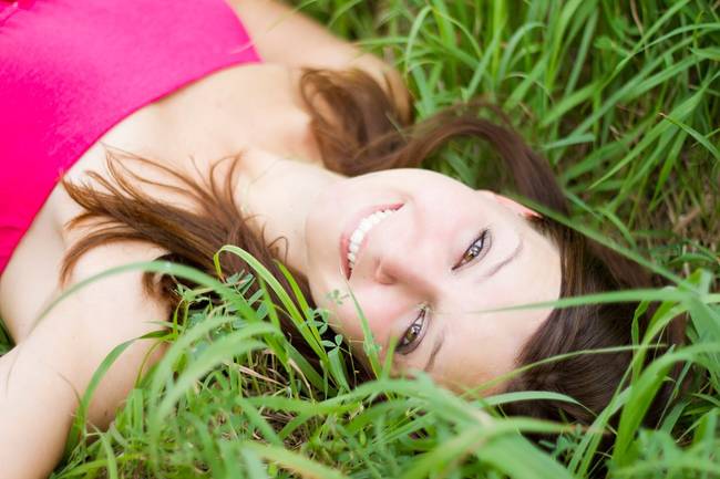 Vrouw die ontspannen in het gras ligt